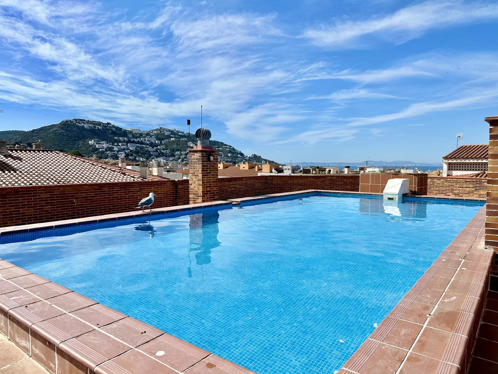 Magnificent apartment in the center of Rosas with private parking and pool