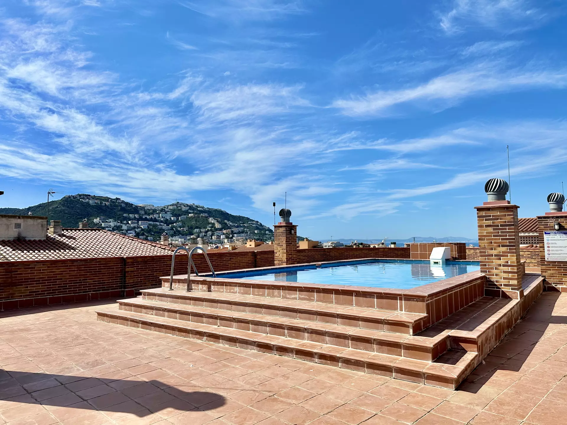 Beautiful penthouse with 70m2 terrace, private parking and pool in Rosas