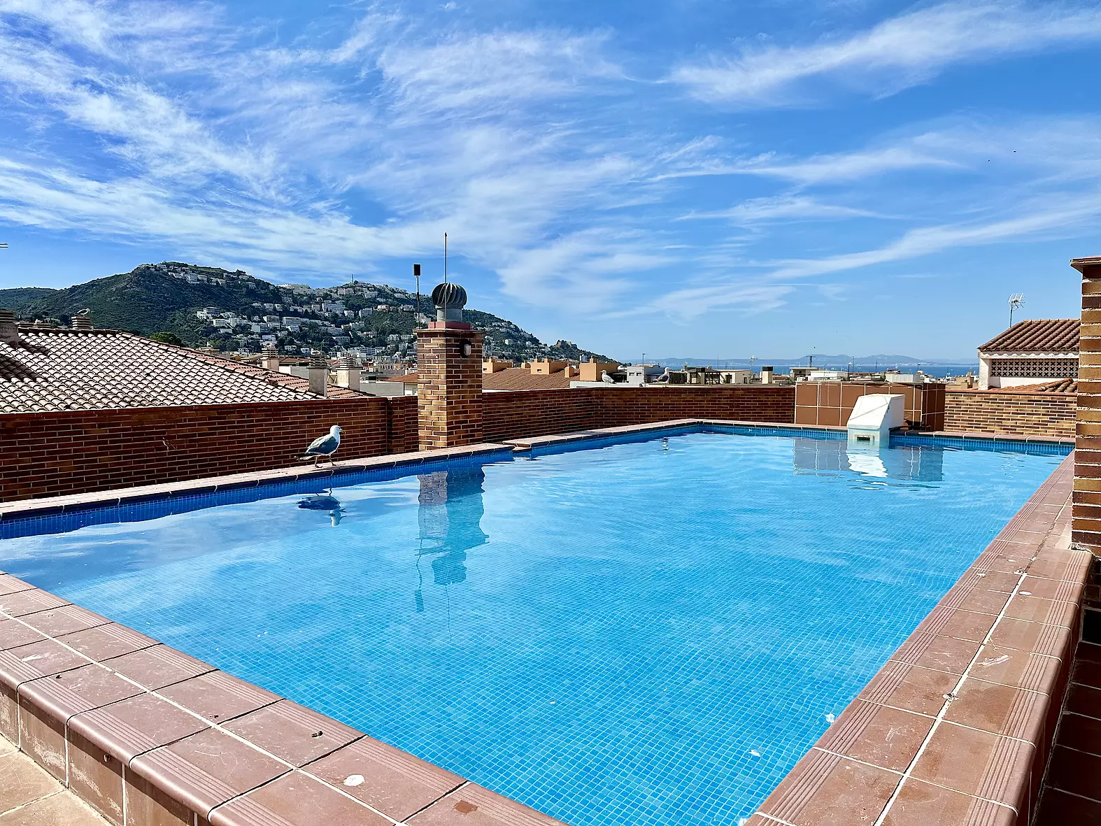 Fantàstico ático con terraza de 70m2, parking privado y piscina en Rosas