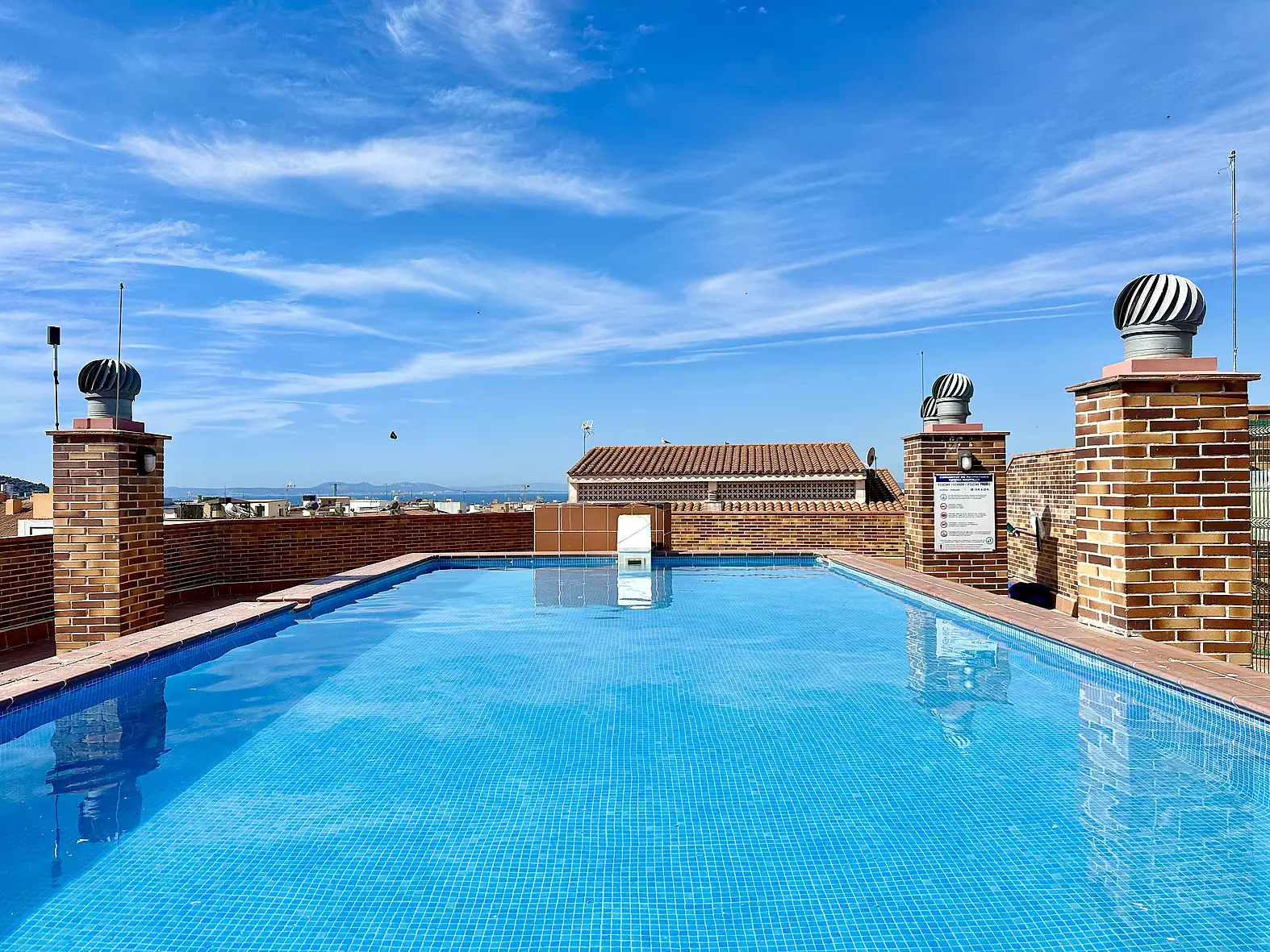 Beautiful penthouse with 70m2 terrace, private parking and pool in Rosas