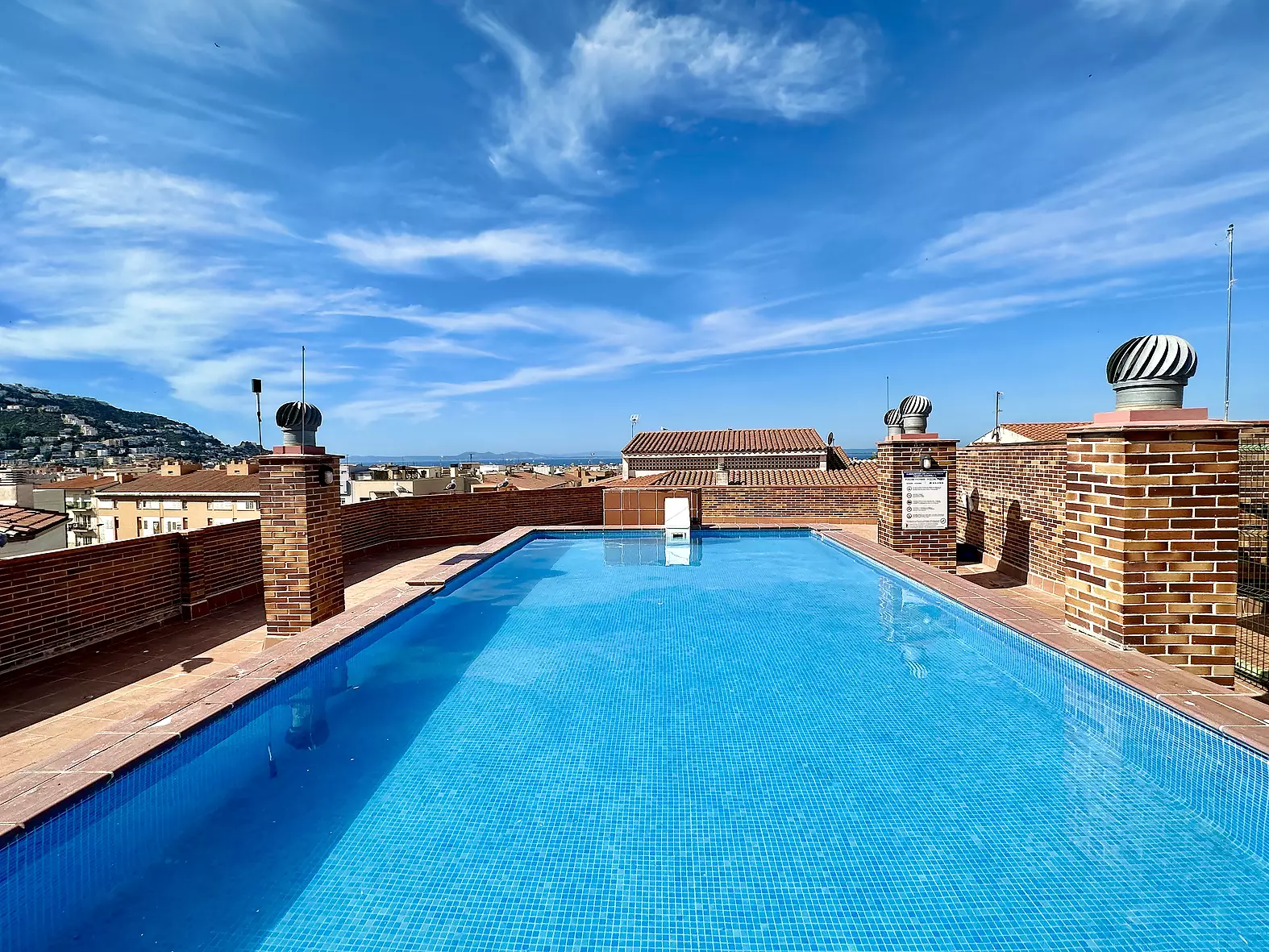 Beautiful penthouse with 70m2 terrace, private parking and pool in Rosas