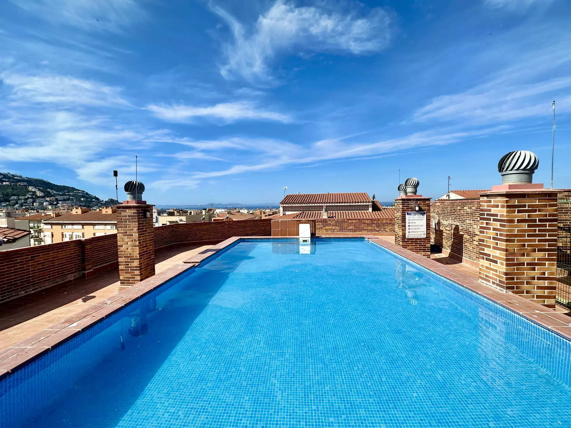 Beautiful penthouse with 70m2 terrace, private parking and pool in Rosas