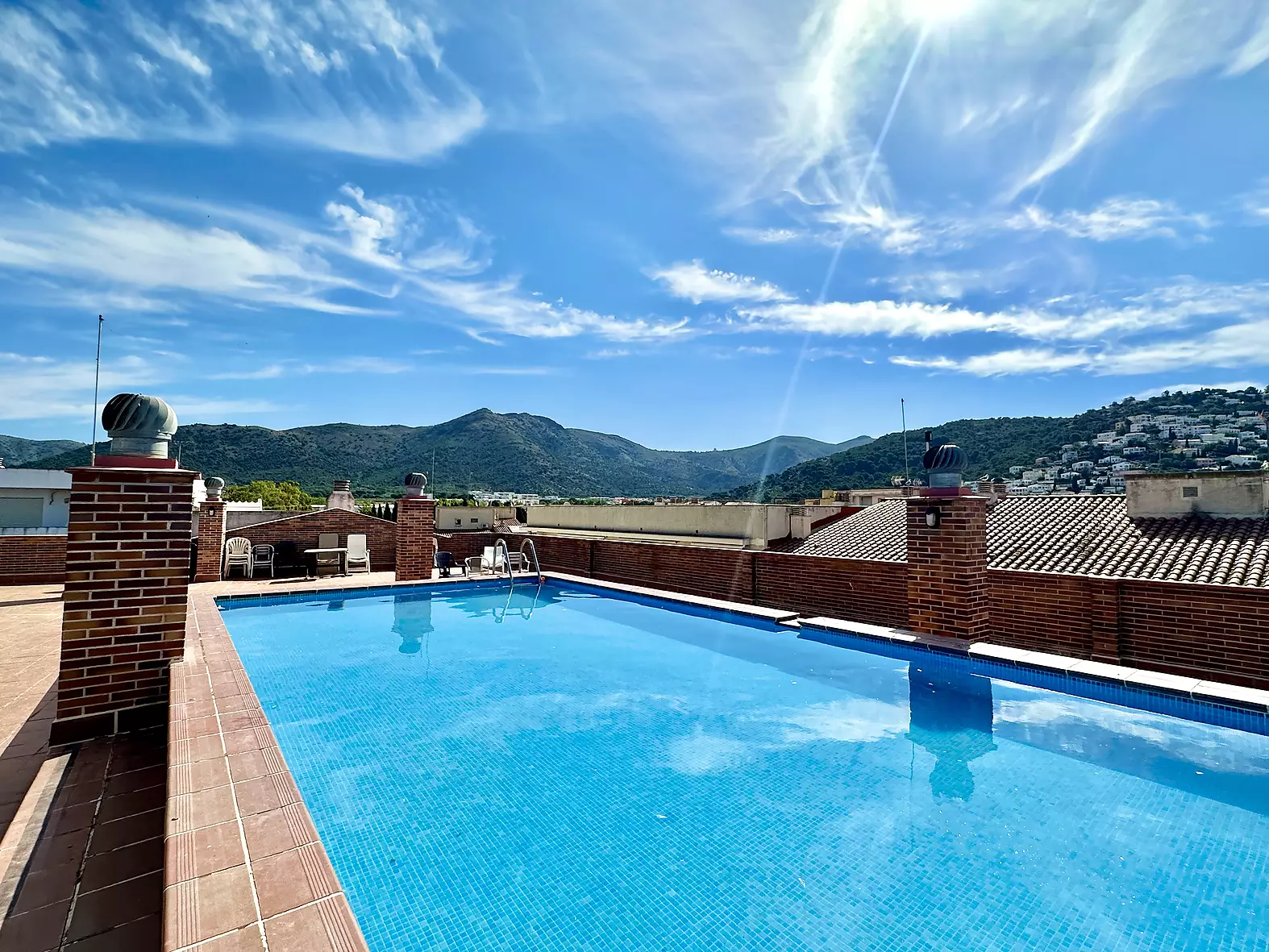 Beautiful penthouse with 70m2 terrace, private parking and pool in Rosas