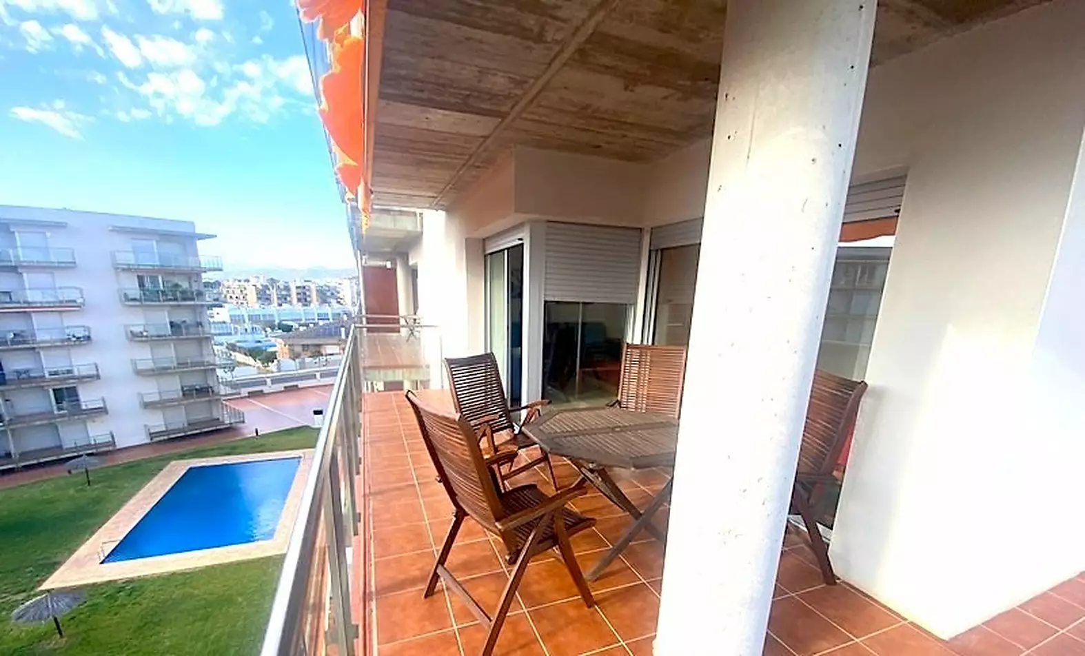 Bonito apartamento con parking privado, jardin y piscinas en Santa Margarita-Roses