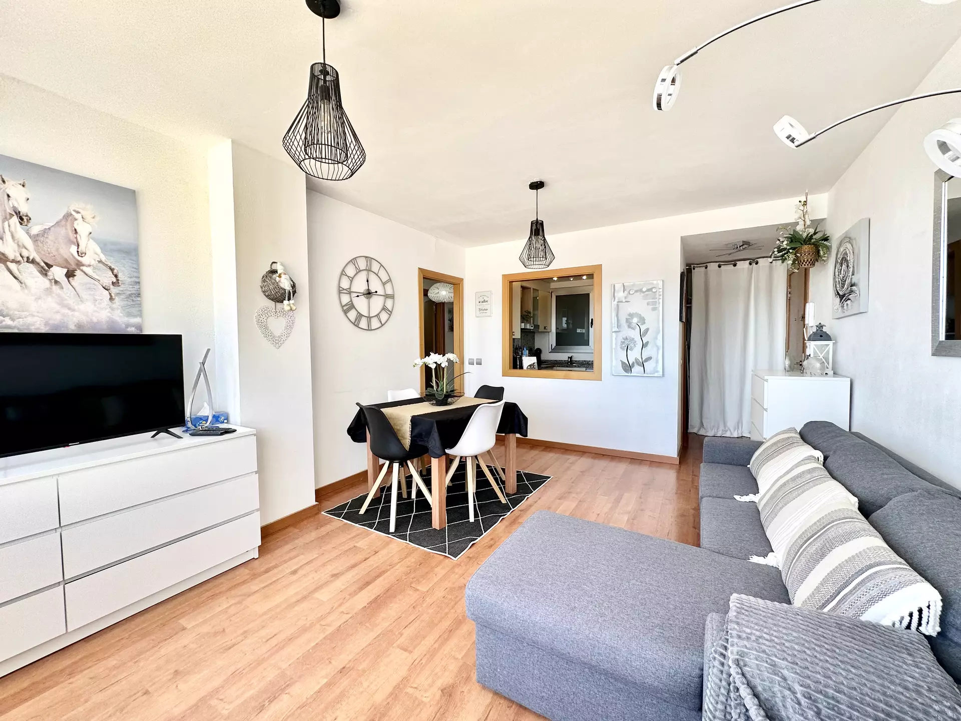 Renovierte Wohnung in erster Meereslinie mit herrlichem Blick auf das Meer und die Bucht von Roses