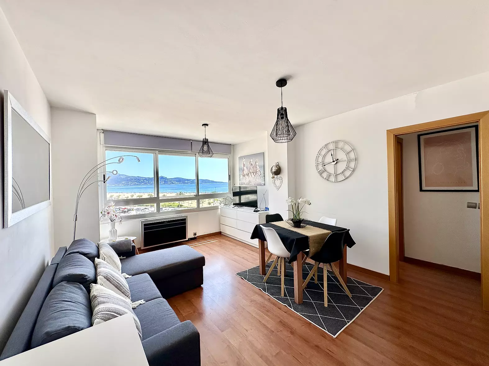 Renovierte Wohnung in erster Meereslinie mit herrlichem Blick auf das Meer und die Bucht von Roses