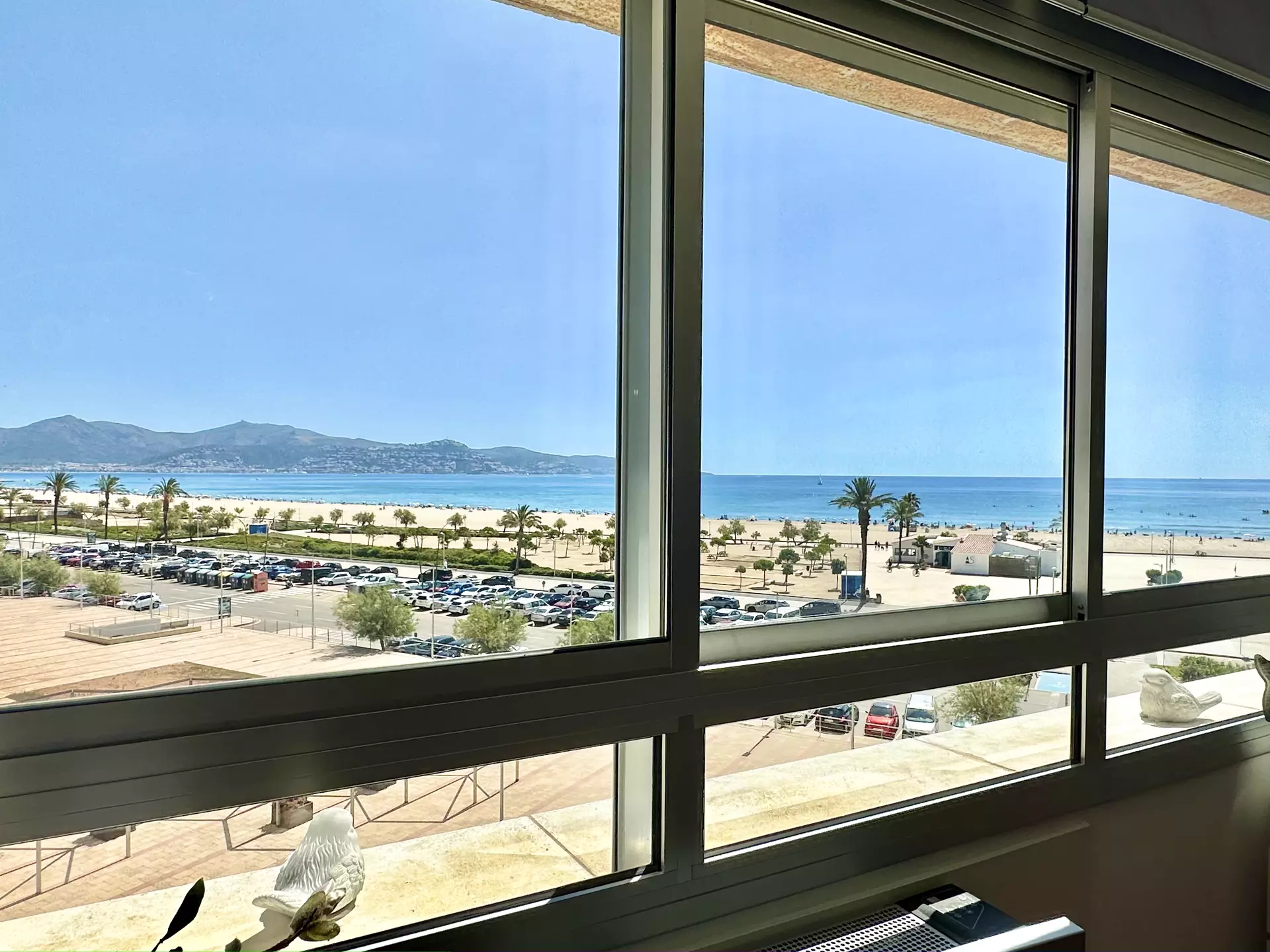 Renovierte Wohnung in erster Meereslinie mit herrlichem Blick auf das Meer und die Bucht von Roses