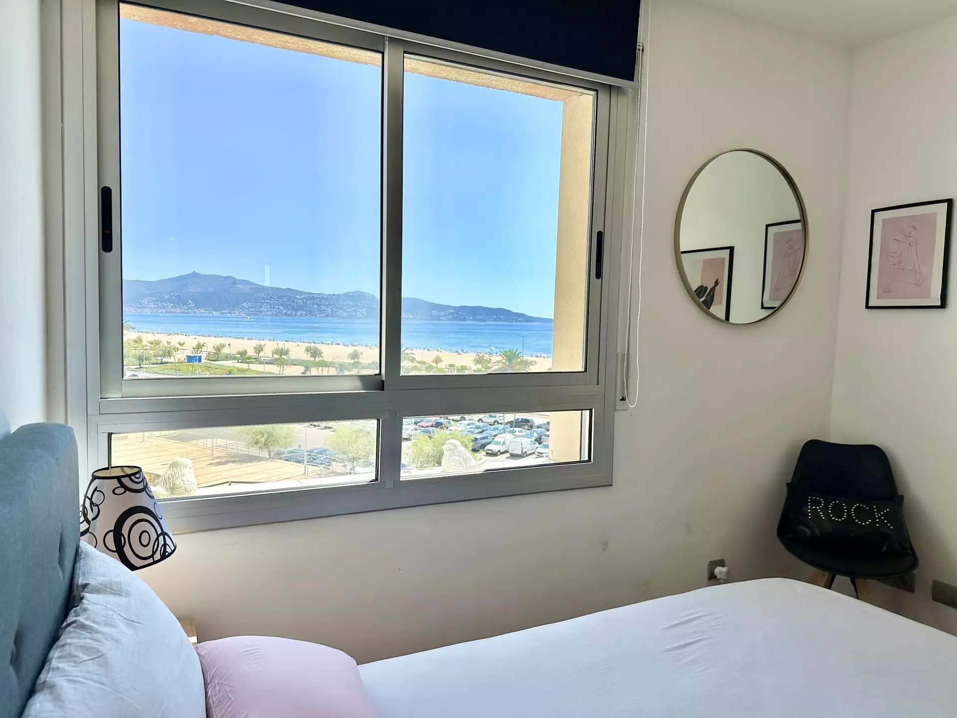 Apartamento renovado en primera línea con bonitas vistas al mar y a la Bahía de Roses