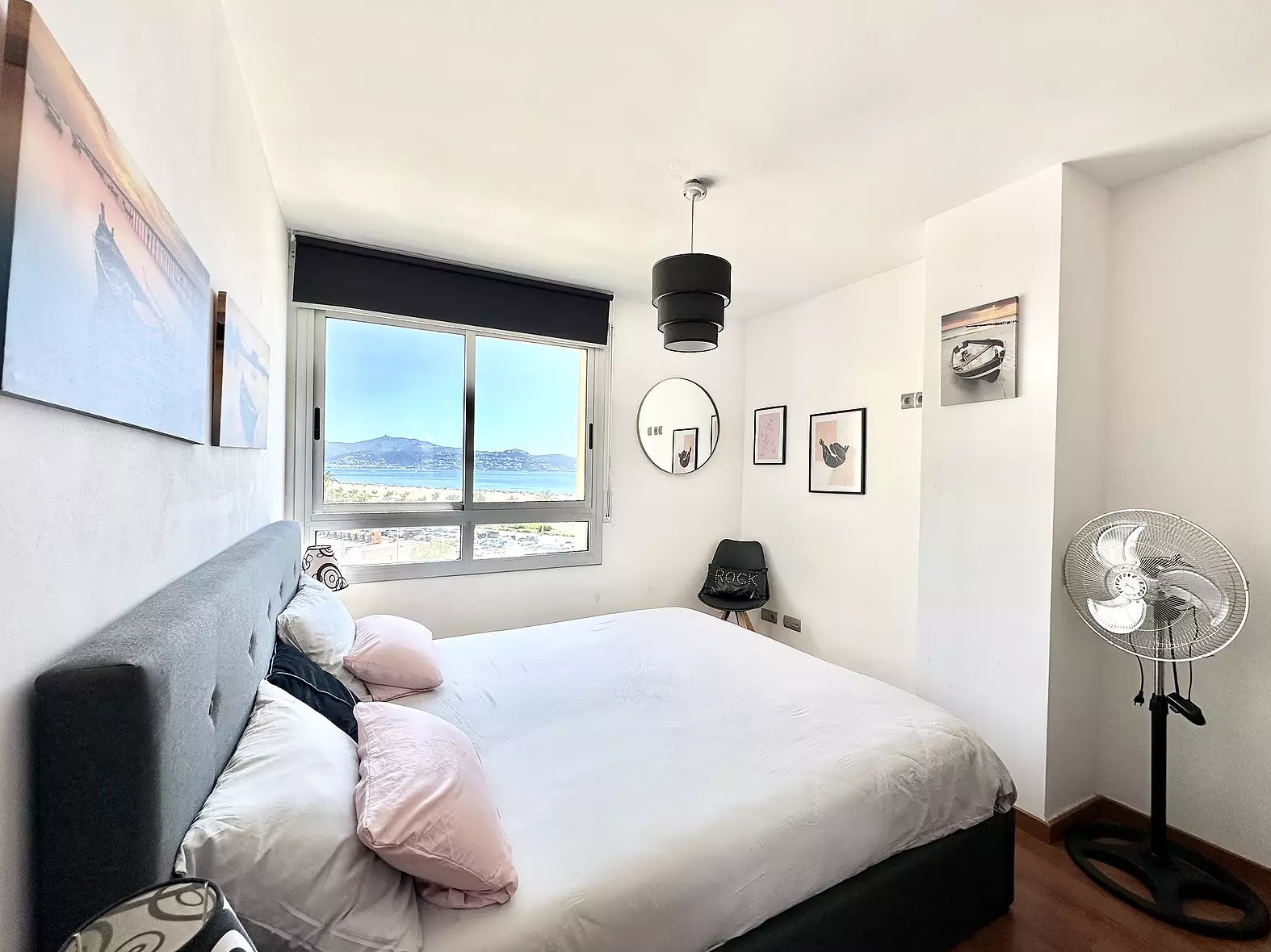 Apartamento renovado en primera línea con bonitas vistas al mar y a la Bahía de Roses