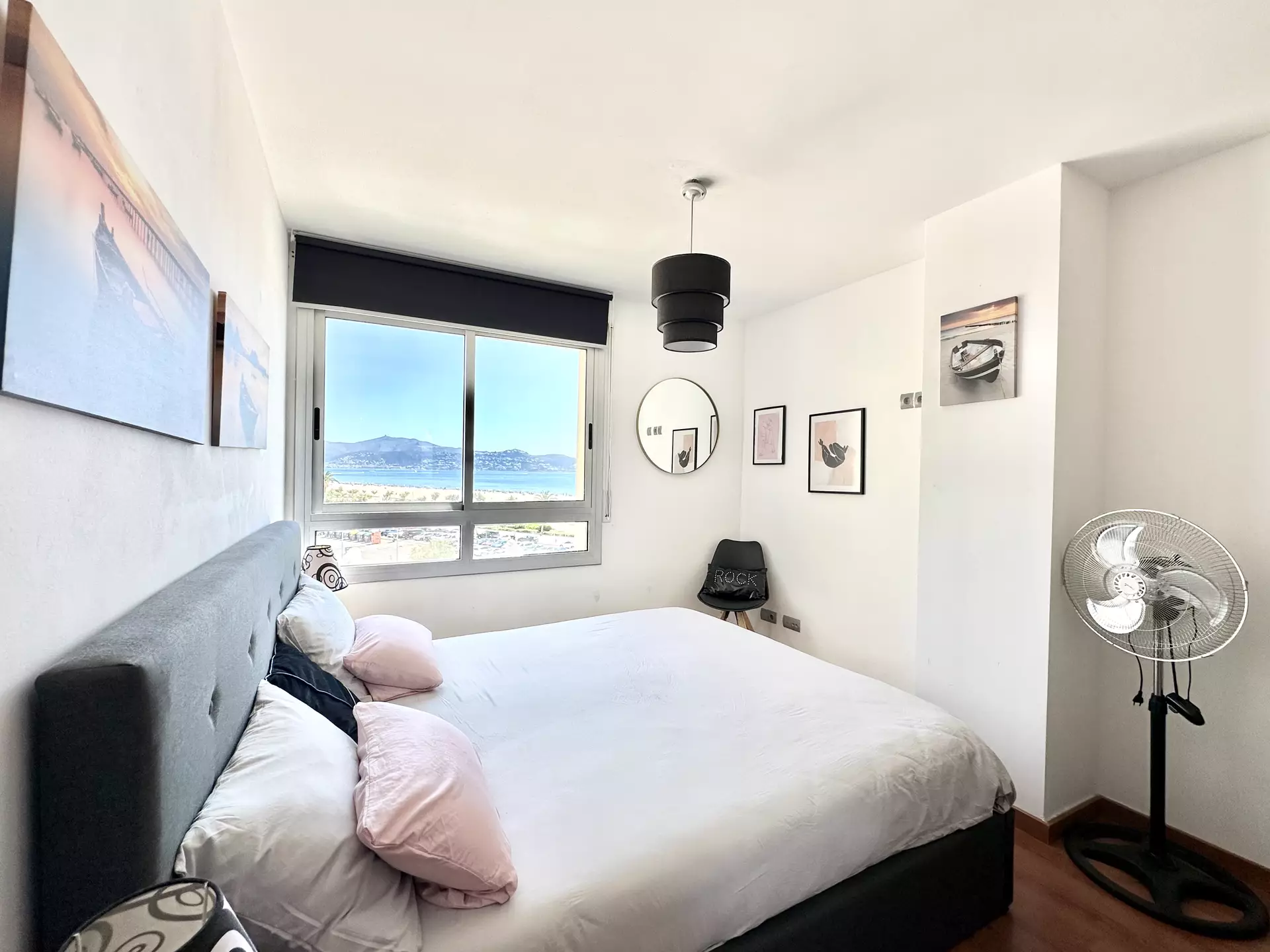 Renovierte Wohnung in erster Meereslinie mit herrlichem Blick auf das Meer und die Bucht von Roses