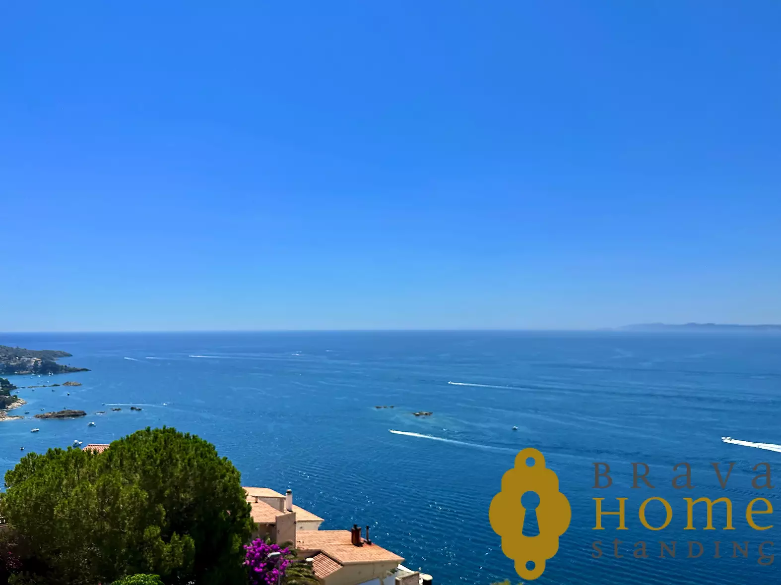 Spectacular apartment with incredible unobstructed views of the sea and the Bay of Roses