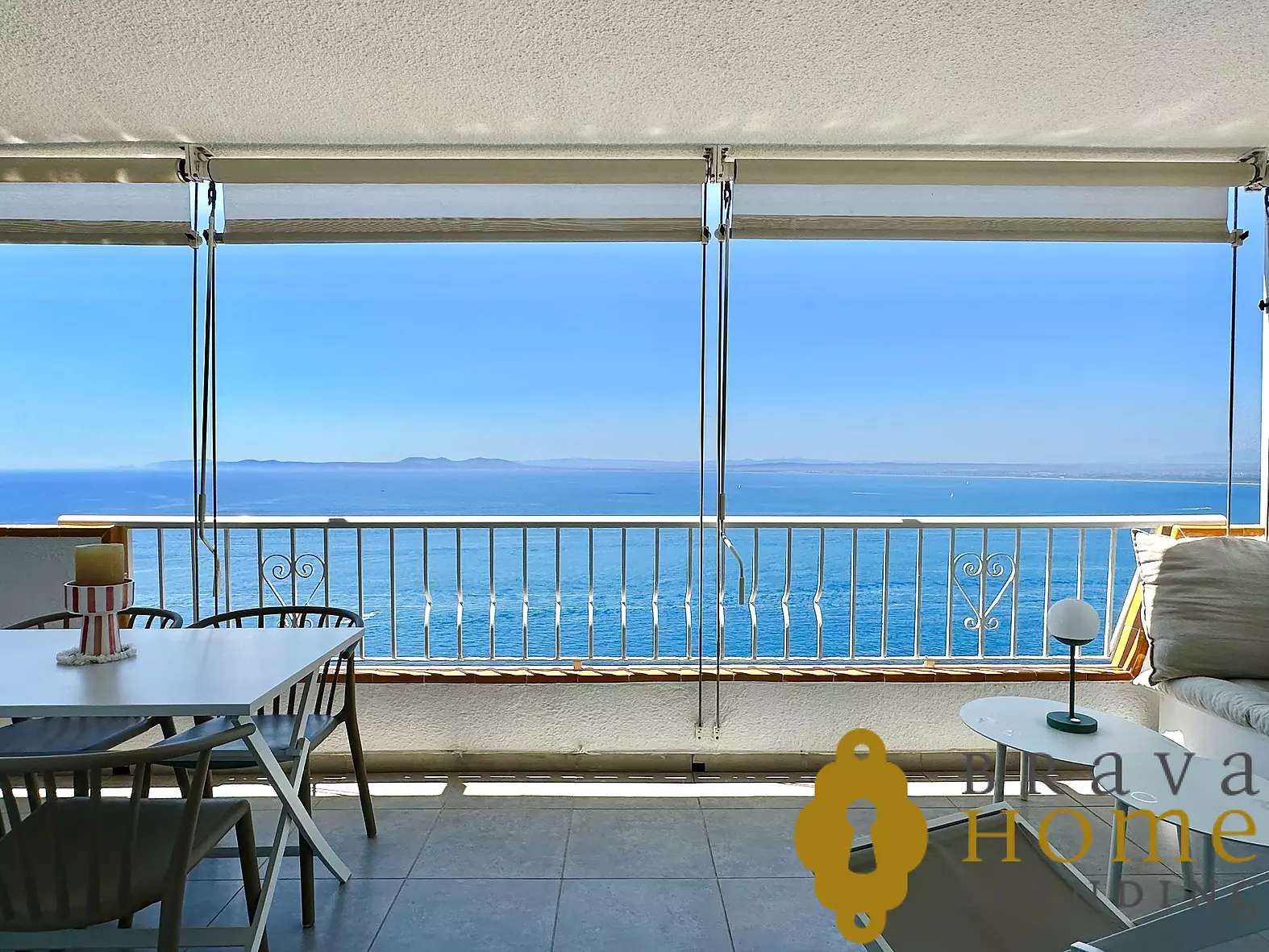 Spectacular apartment with incredible unobstructed views of the sea and the Bay of Roses