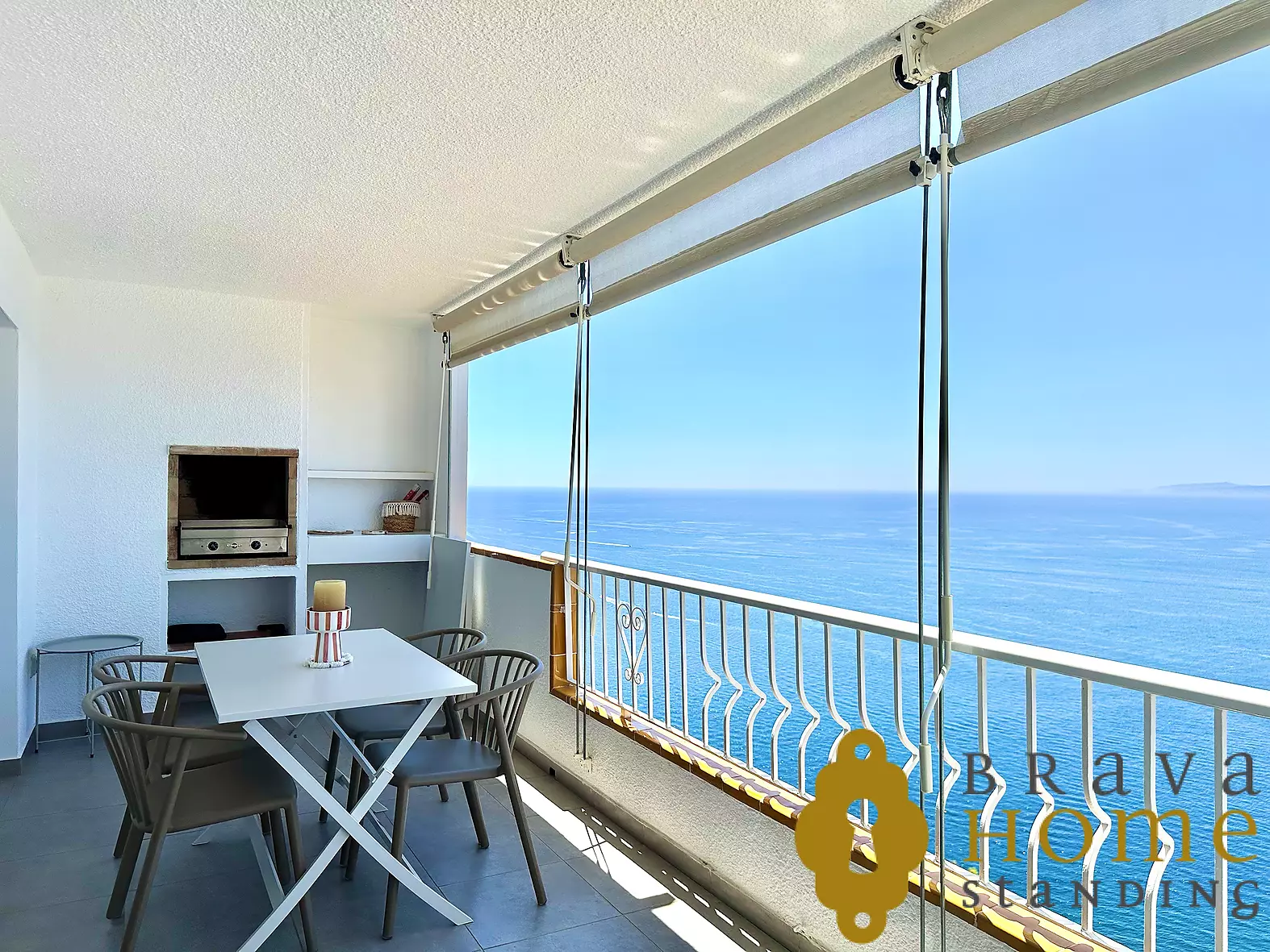 Spectacular apartment with incredible unobstructed views of the sea and the Bay of Roses