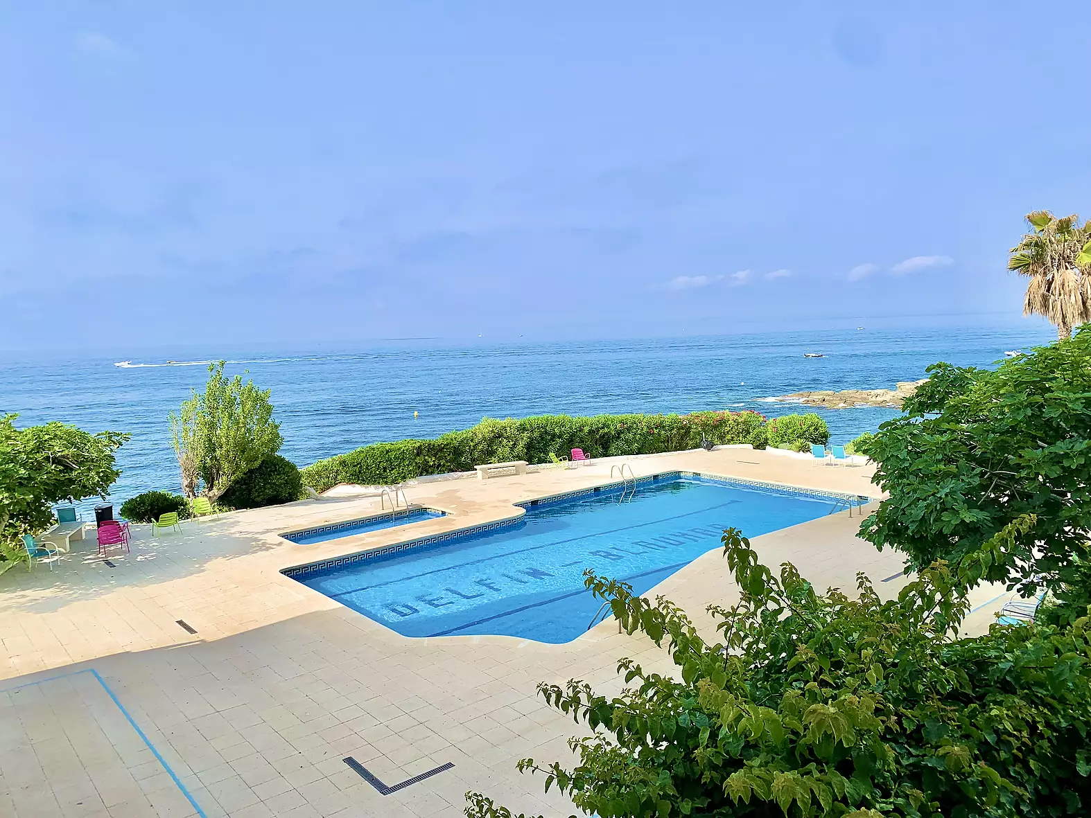 Beautiful studio with sea views and community pool for sale in Roses