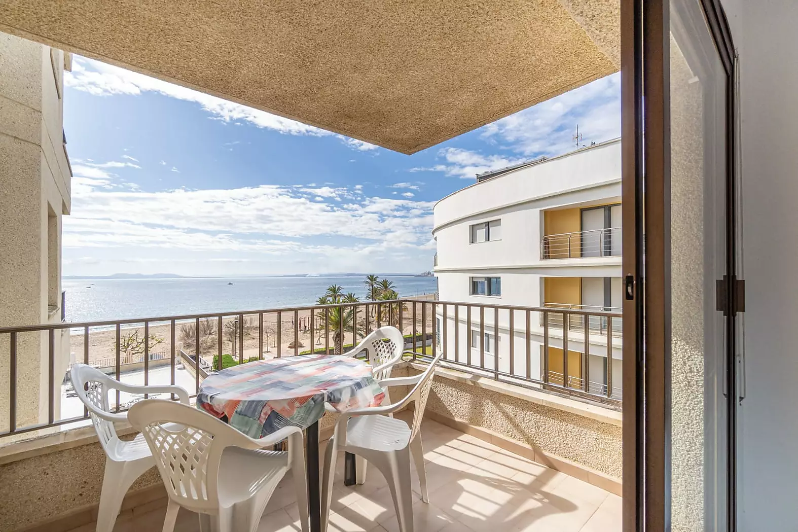 Bonito apartamento con vistas al mar y licencia turística en Salatar-Roses