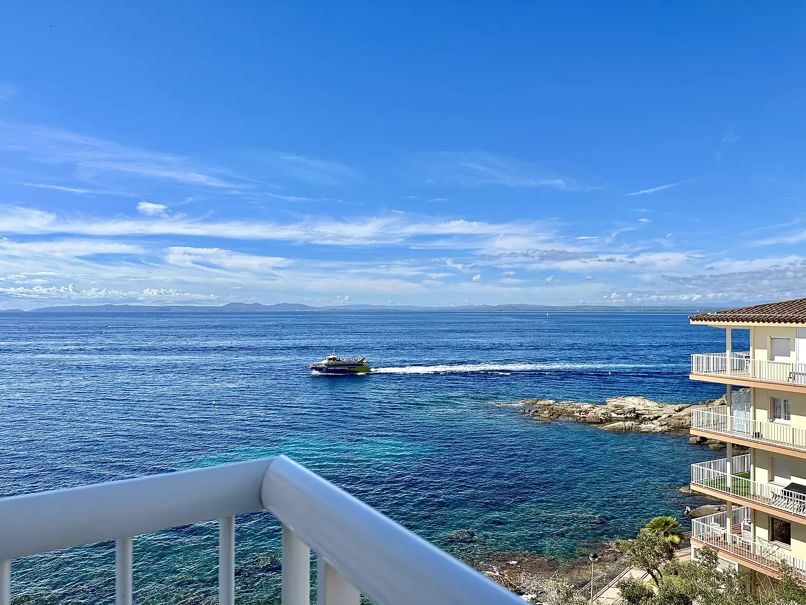 Descobreixi aquest increïble apartament en venda amb vistes al mar i piscina a Canyelles Petites - Costa Brava!