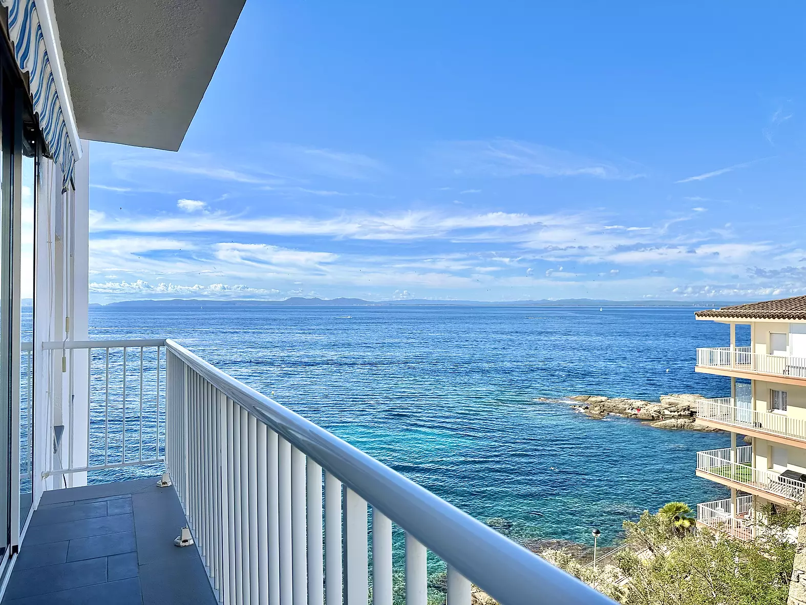 EXCLUSIVITY! Apartment with sea views and pool in Canyelles-Roses