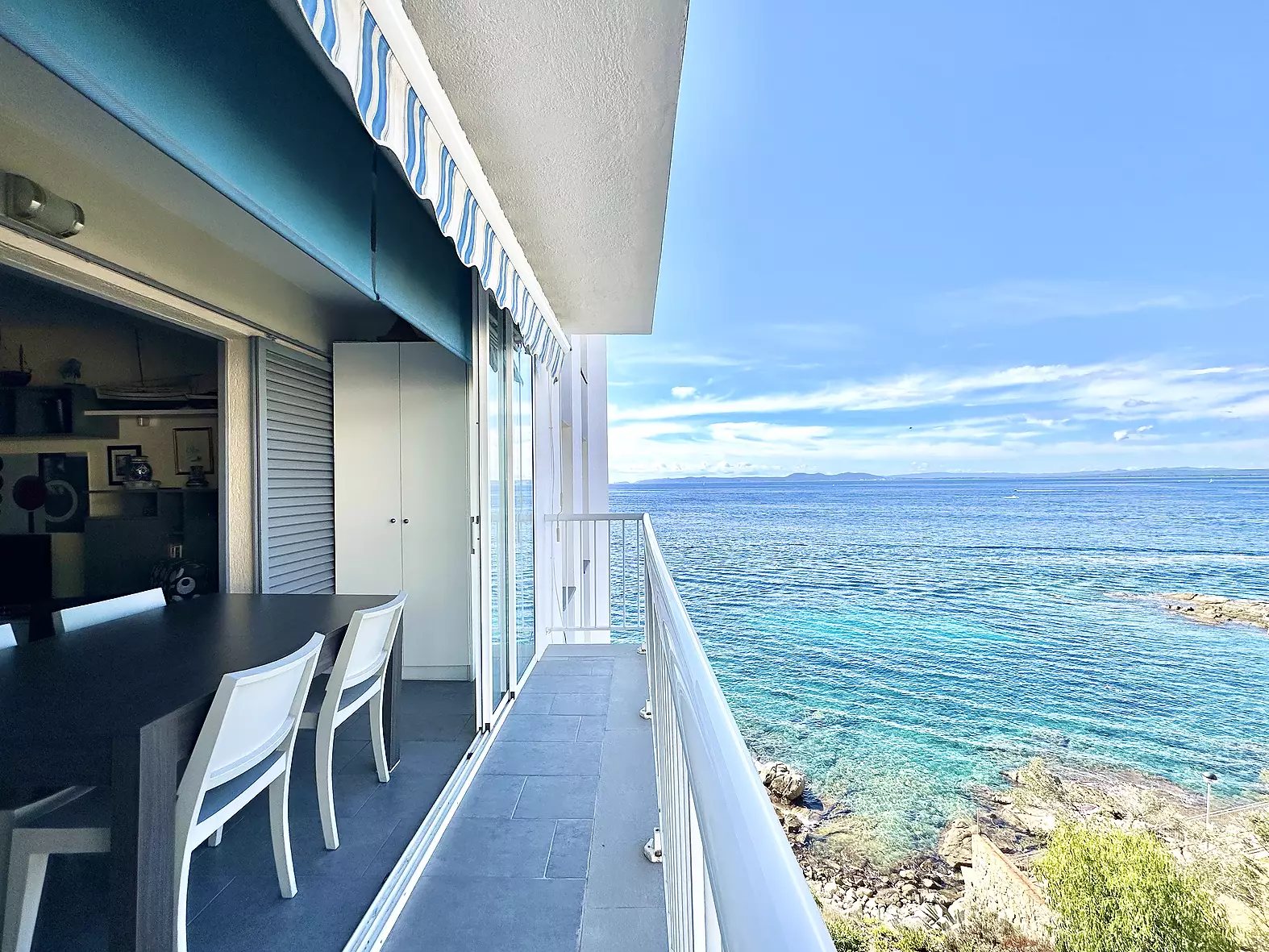 A vendre appartement en bord de mer avec vue et piscine communautaire à Canyelles-Roses-Costa Brava