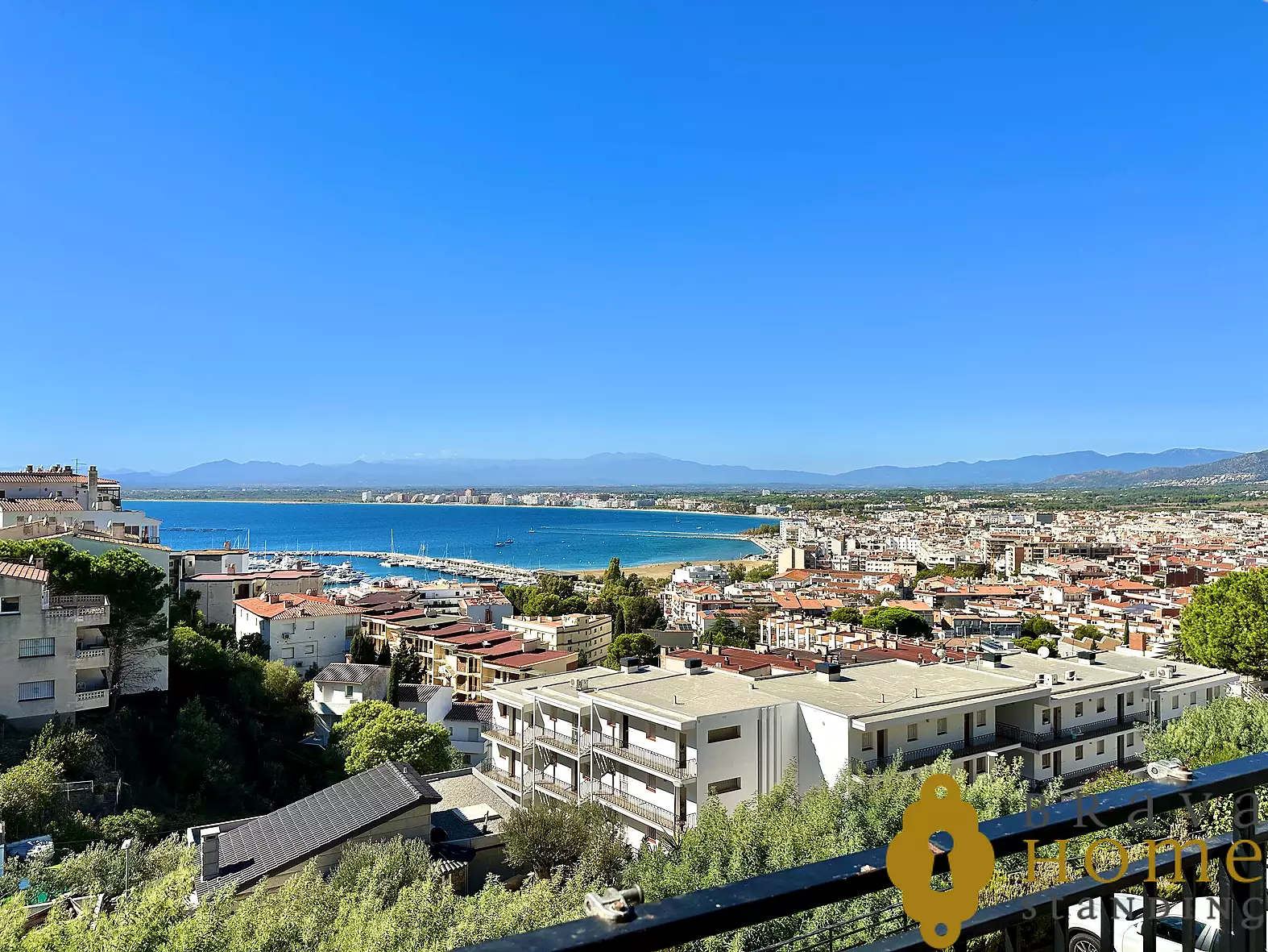 Wohnung mit Touristenlizenz, Gemeinschaftsparkplatz und schönem Blick auf die Bucht von Roses