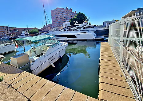 Haus mit 7x3m Liegeplatz, privater Parkplatz, 400m vom Strand in Roses zu verkaufen. Eine Gelegenhei