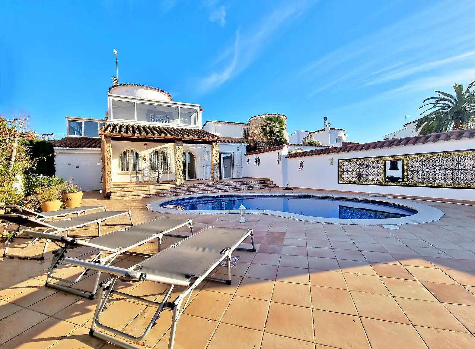 Beautiful villa with canal view, swimming pool and spacious garage in Empuriabava