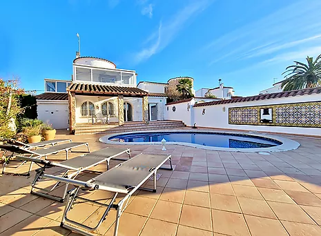 Preciosa casa con vista al canal, amarre, piscina y amplio garaje en Empuriabrava