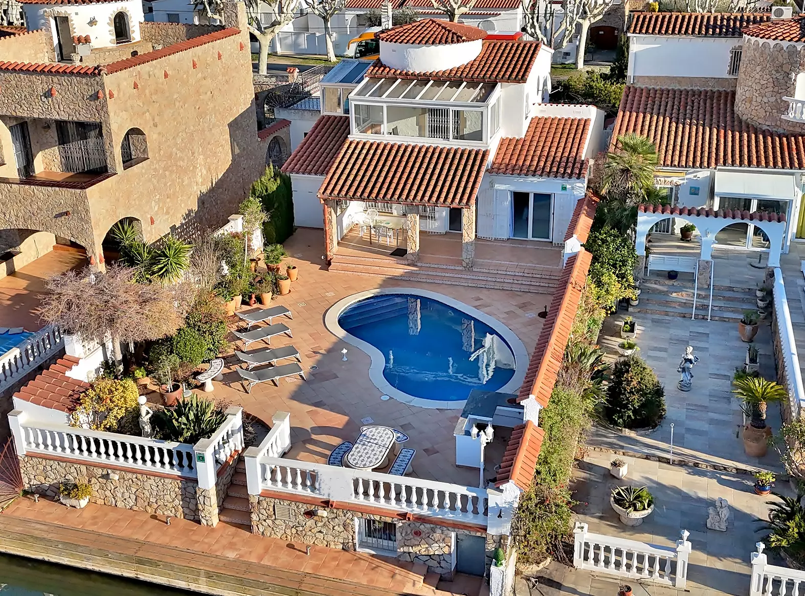 Belle villa avec vue sur le canal, piscine et spacieux garage à Empuriabava