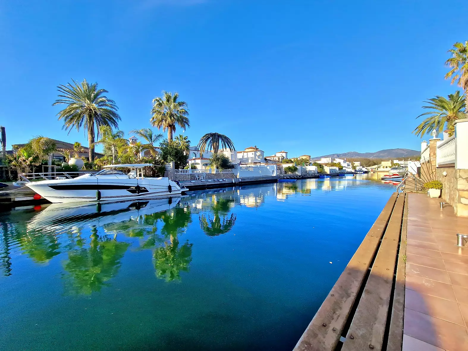 Preciosa casa con vista al canal, amarre, piscina y amplio garaje en Empuriabrava