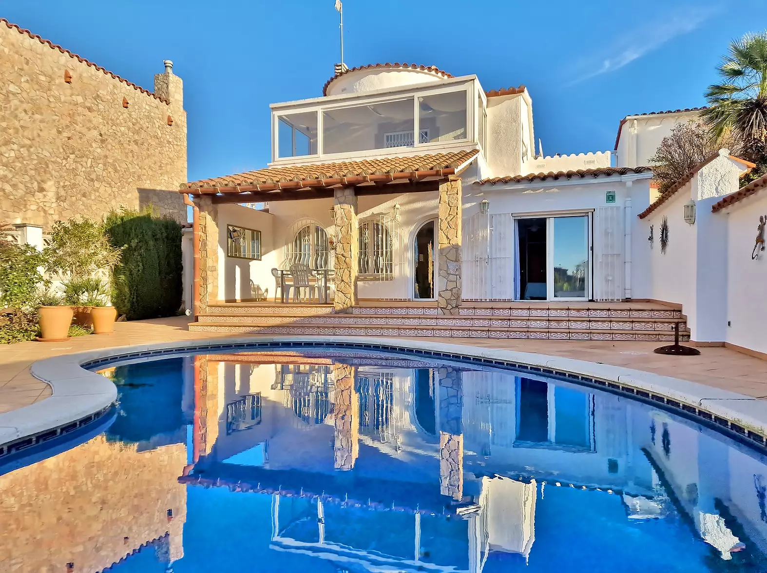 Beautiful villa with canal view, swimming pool and spacious garage in Empuriabava