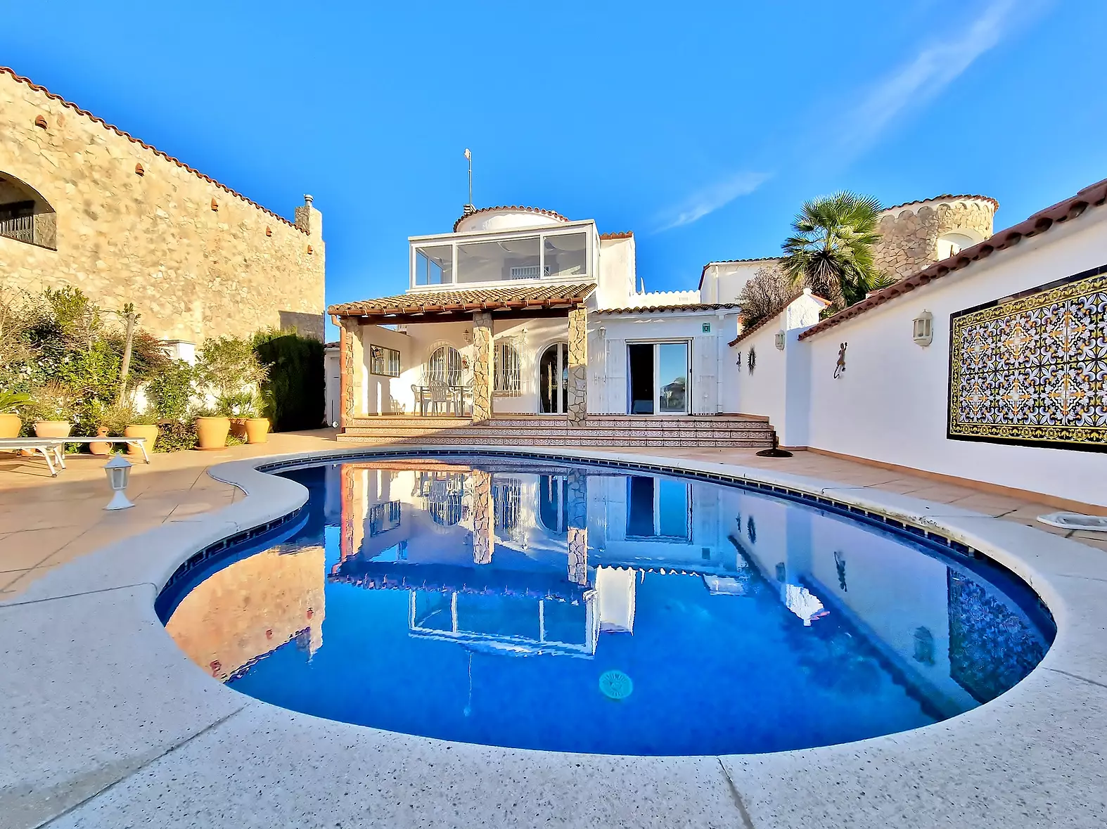 Beautiful villa with canal view, swimming pool and spacious garage in Empuriabava