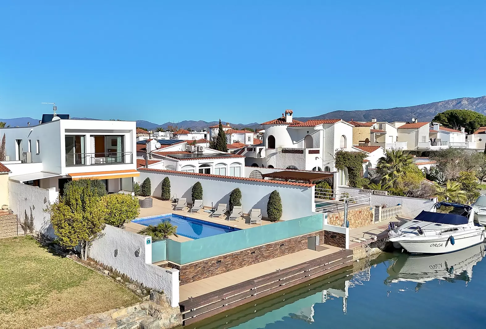 Espectacular villa moderna con vistas al canal, ideal para amantes del agua y diseño contemporáneo. 