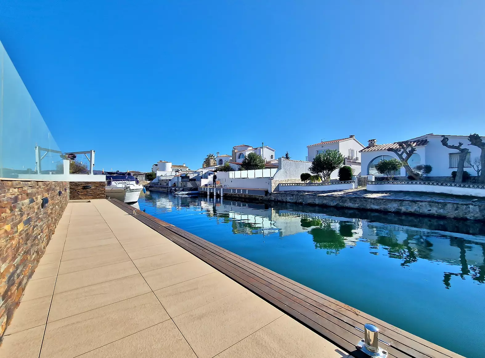 Espectacular villa moderna con vistas al canal, ideal para amantes del agua y diseño contemporáneo. 