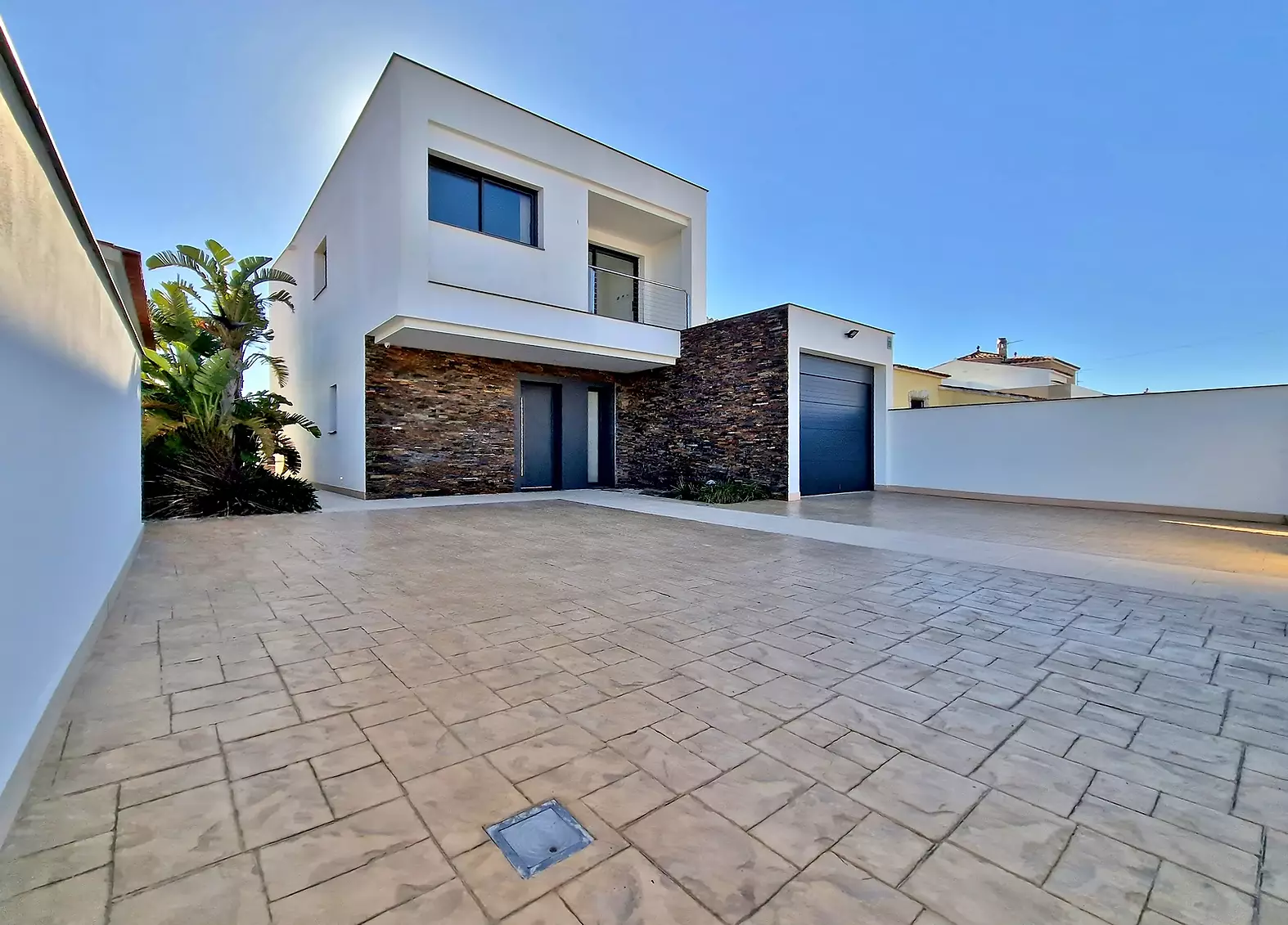 Espectacular villa moderna con vistas al canal, ideal para amantes del agua y diseño contemporáneo. 