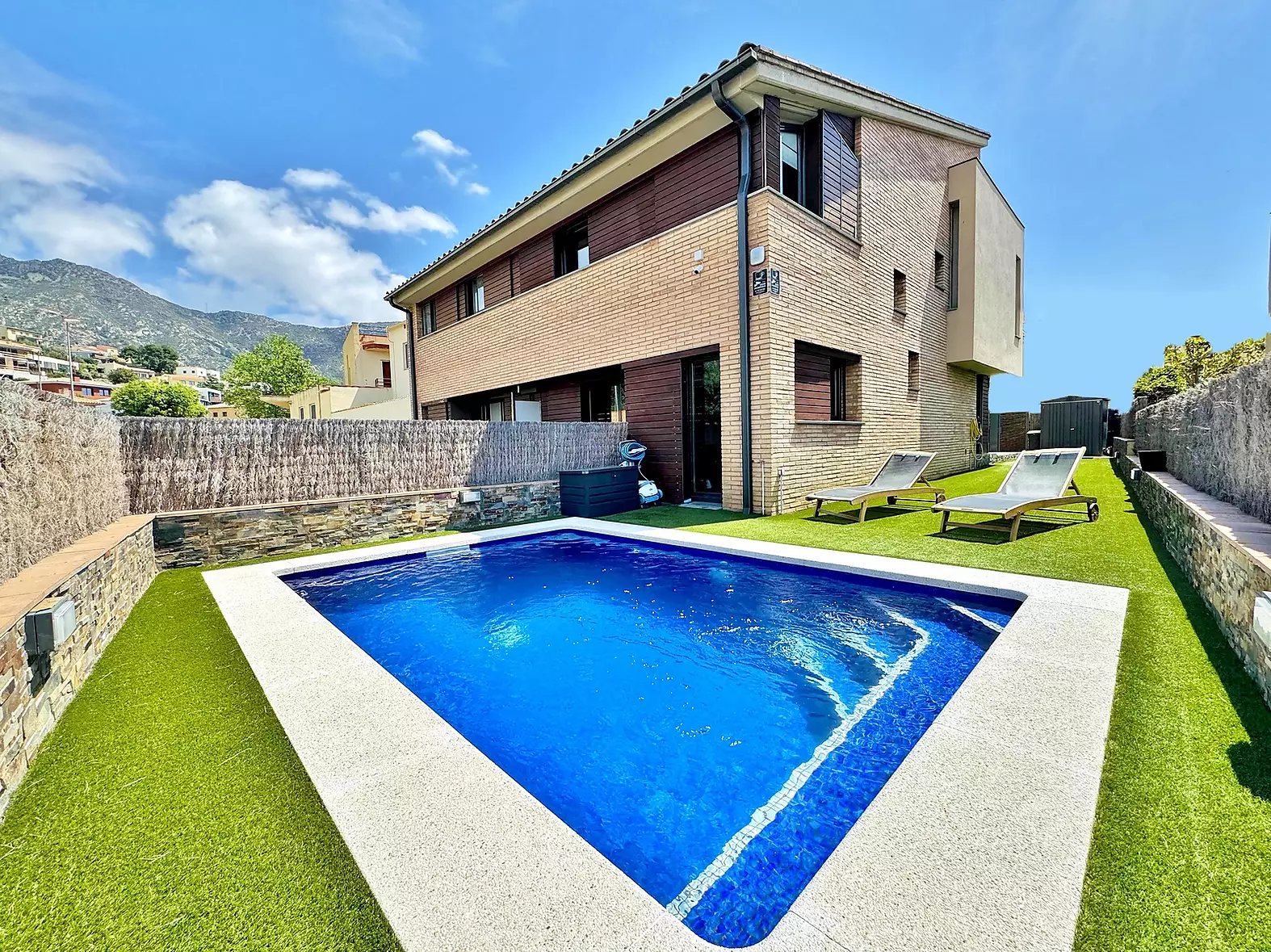 Villa moderna tot confort amb piscina privada en una zona exclusiva.