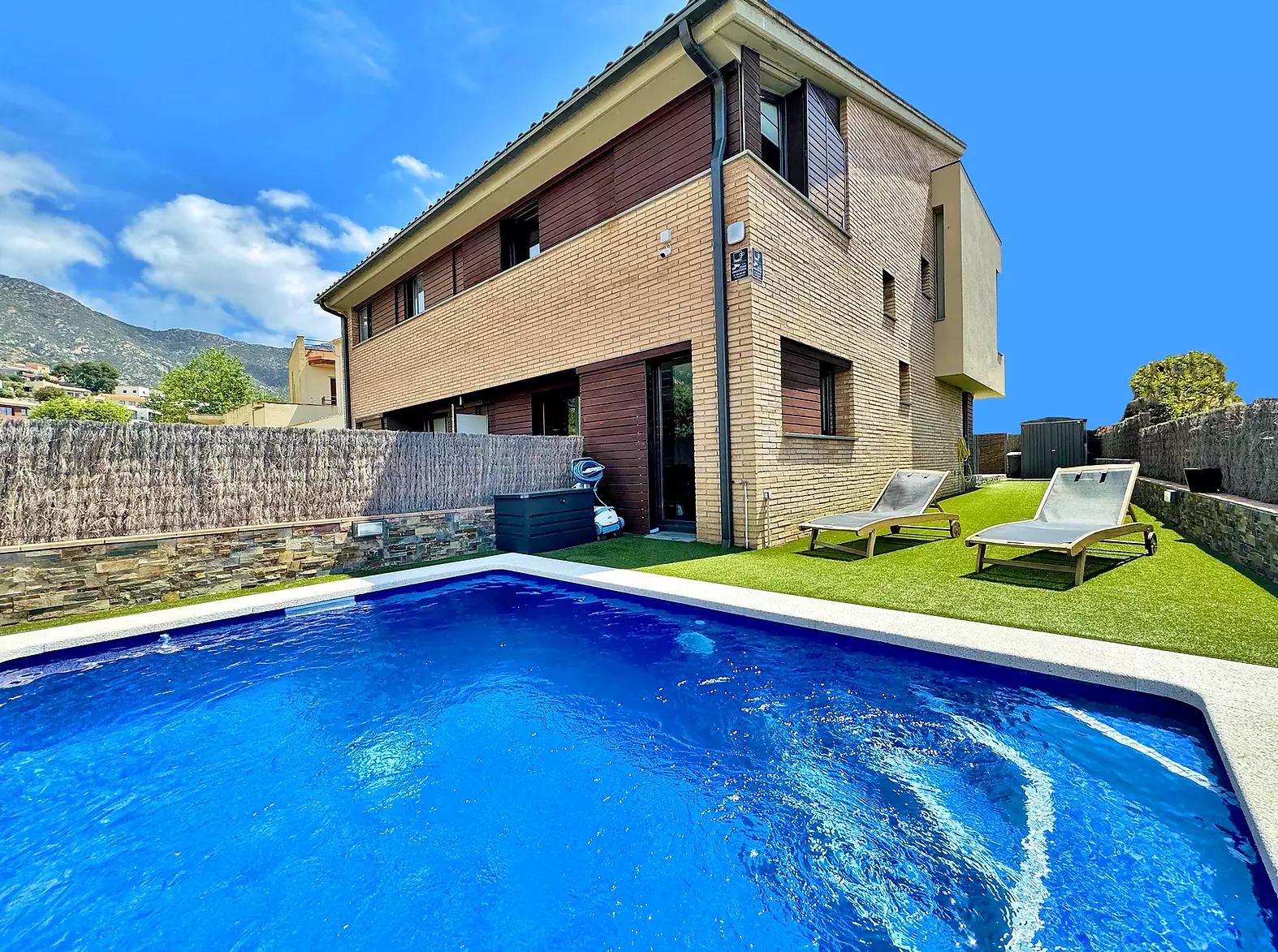 Villa moderna tot confort amb piscina privada en una zona exclusiva.