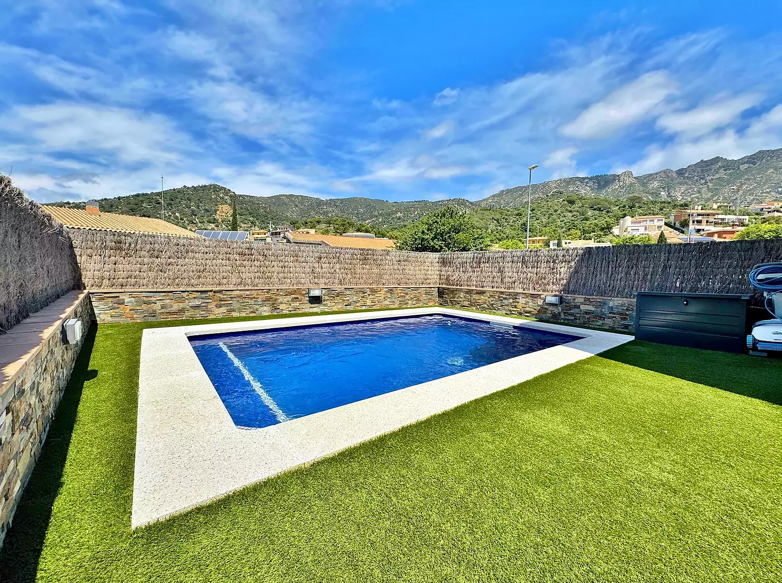 Villa moderna con todas las comodidades y piscina privada en área exclusiva.