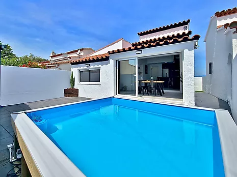 Charming, fully renovated house, ideally located close to all amenities in Empuriabrava