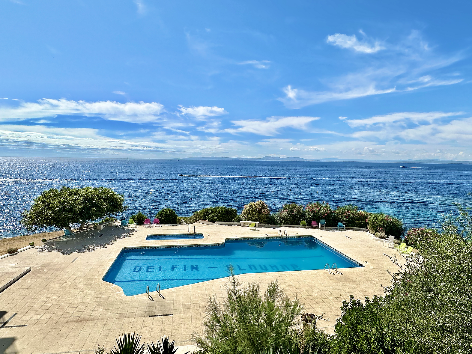 Apartamento en 1ª linea de mar con licencia turistica, vistas al mar y piscina en Roses