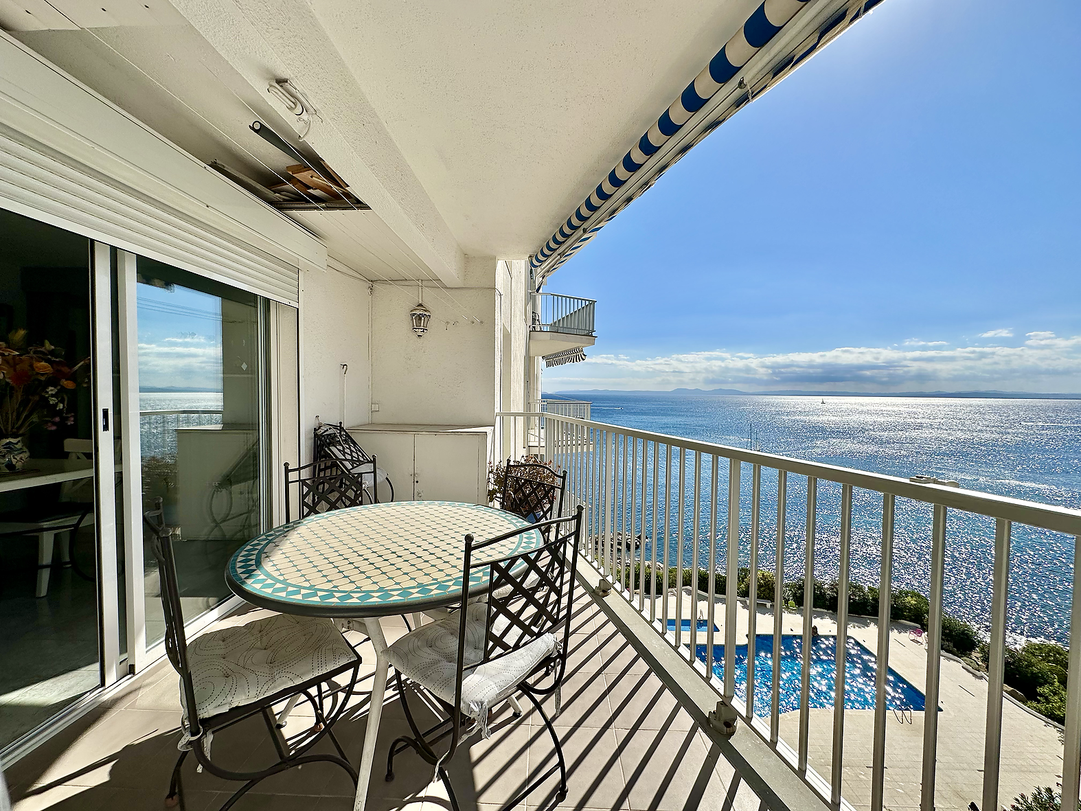 Wohnung am Strand mit touristischer Vermietungslizenz, Meerblick und Pool in Canyelles-Roses