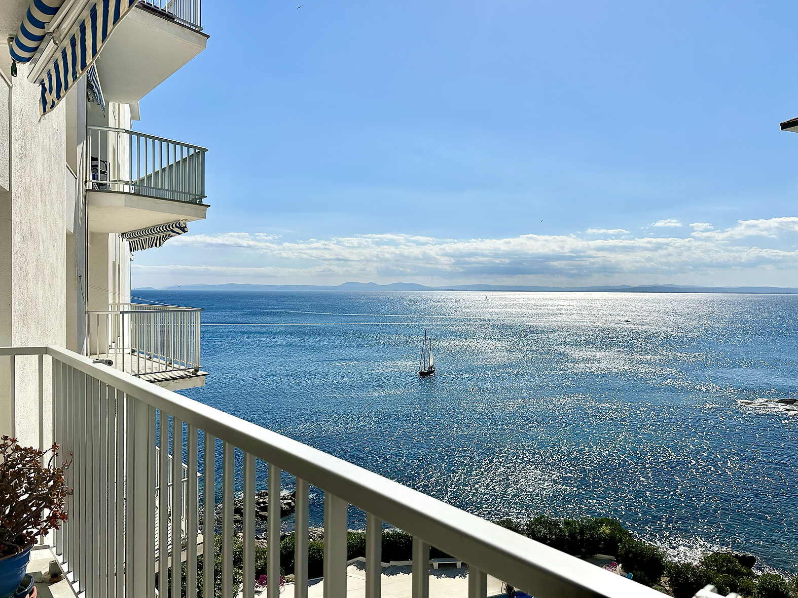 Wohnung am Strand mit touristischer Vermietungslizenz, Meerblick und Pool in Canyelles-Roses