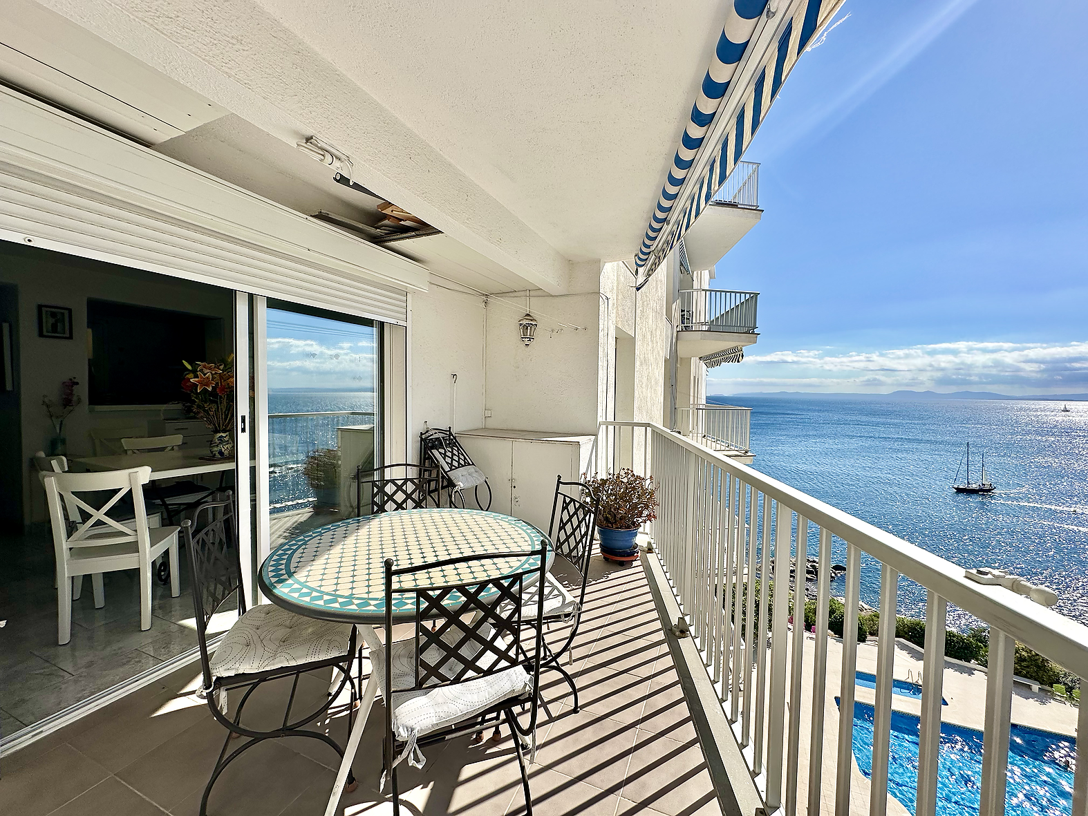 Appartement en 1ère ligne de mer avec licence touristique, vue mer et piscine à Roses