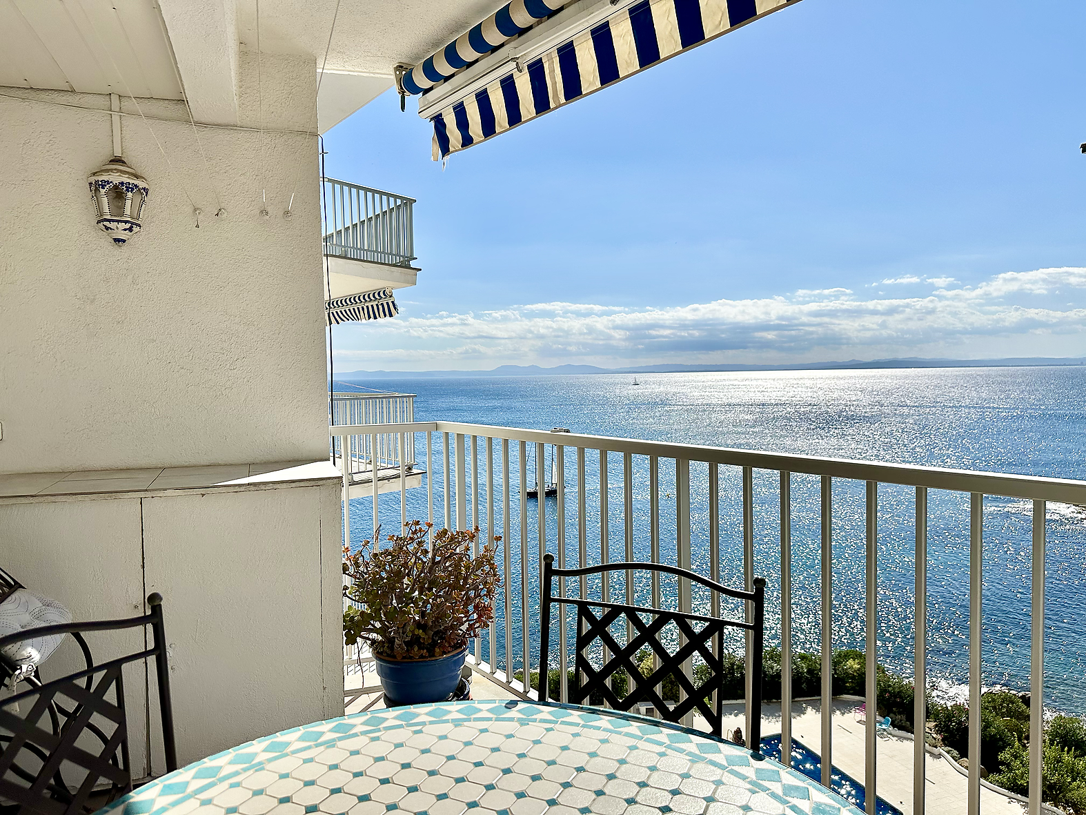 Apartment on the seafront with tourist rentals licence sea views and pool in Canyelles-Roses