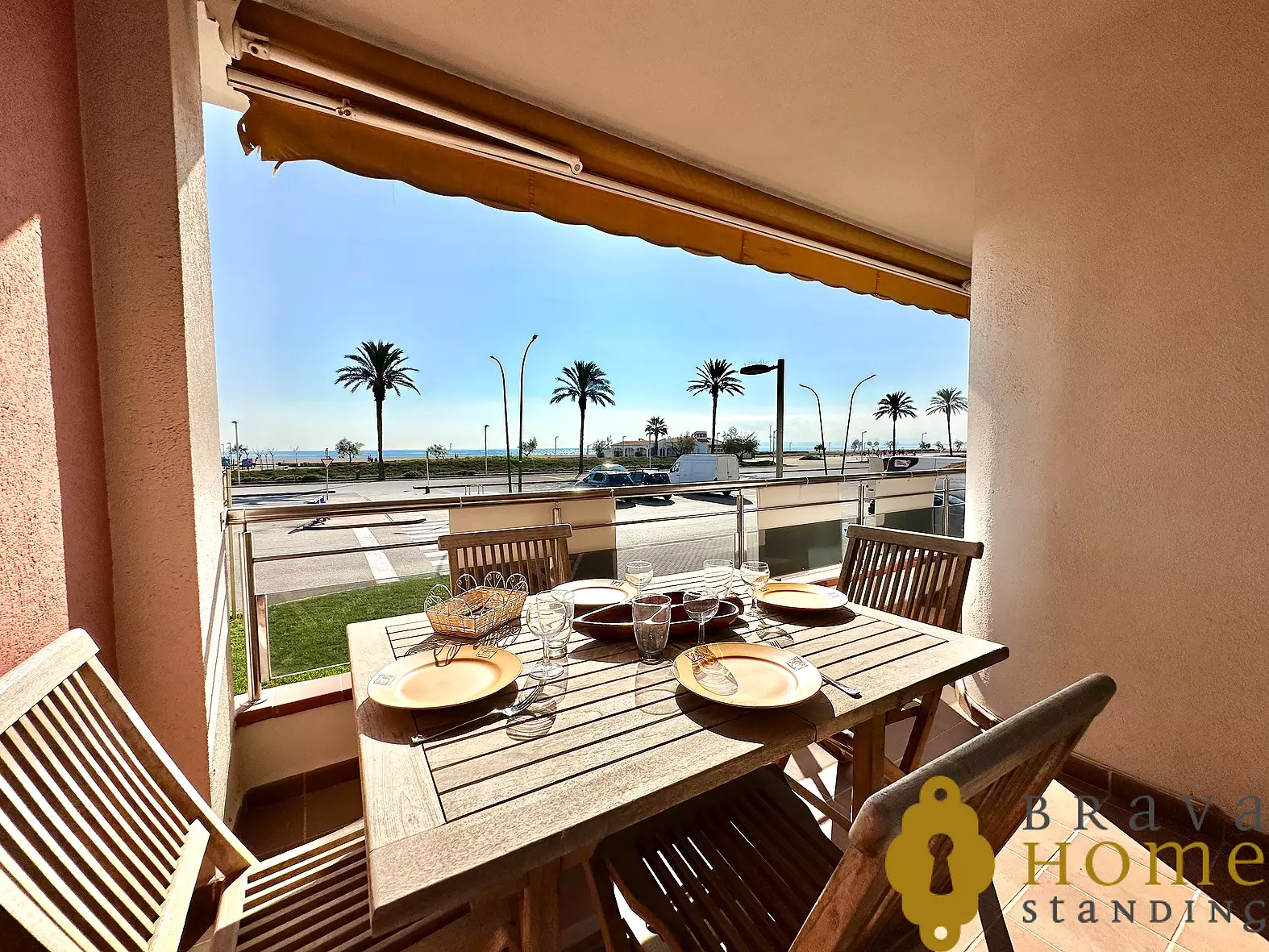 Beautiful beachfront apartment in Empuriabrava, with private parking