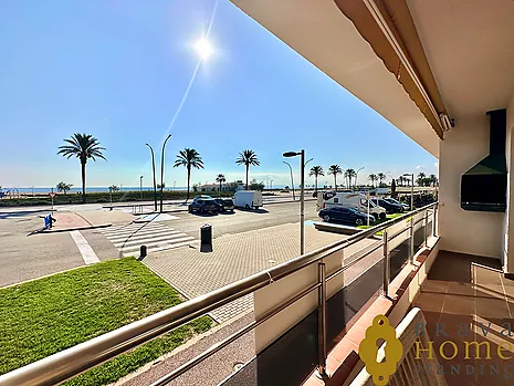 Magnífico apartamento en primera línea de mar en Empuriabrava, con parking privado