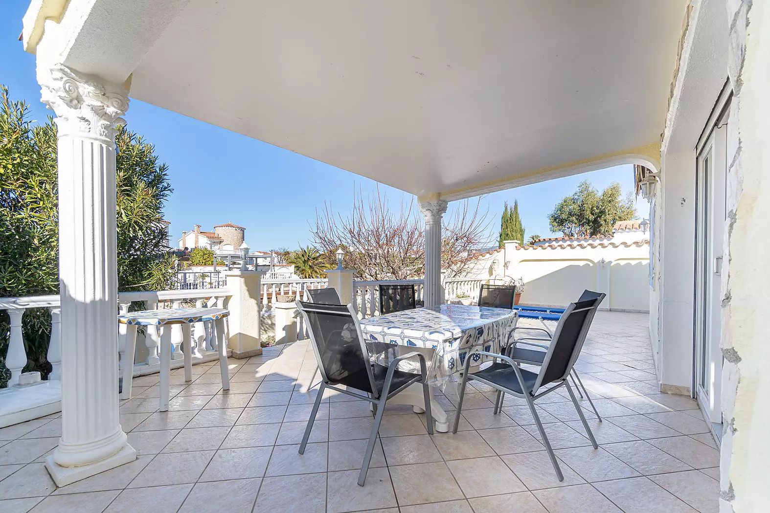 Beautiful house with mooring on one of the best canals in Empuriabrava