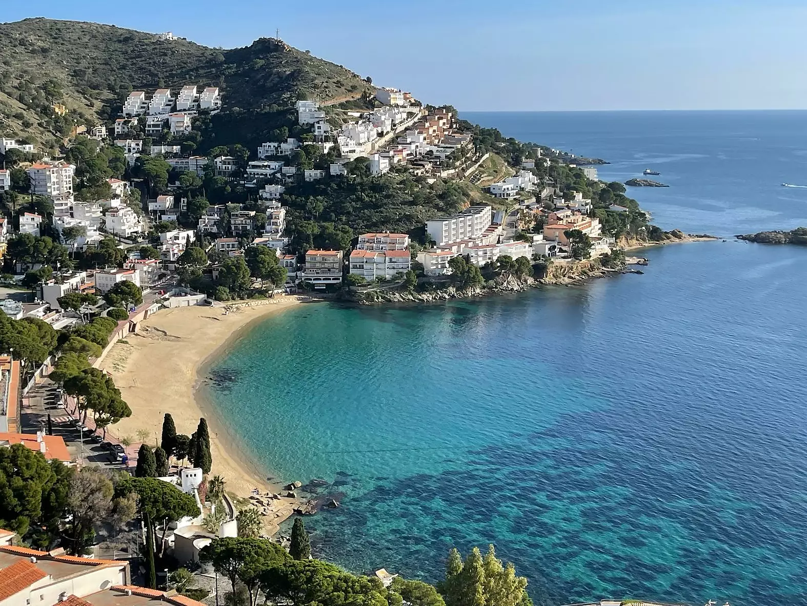 Appartement avec garage privé fermé et magnifique vue sur la mer et la plage de Canyelles-Roses