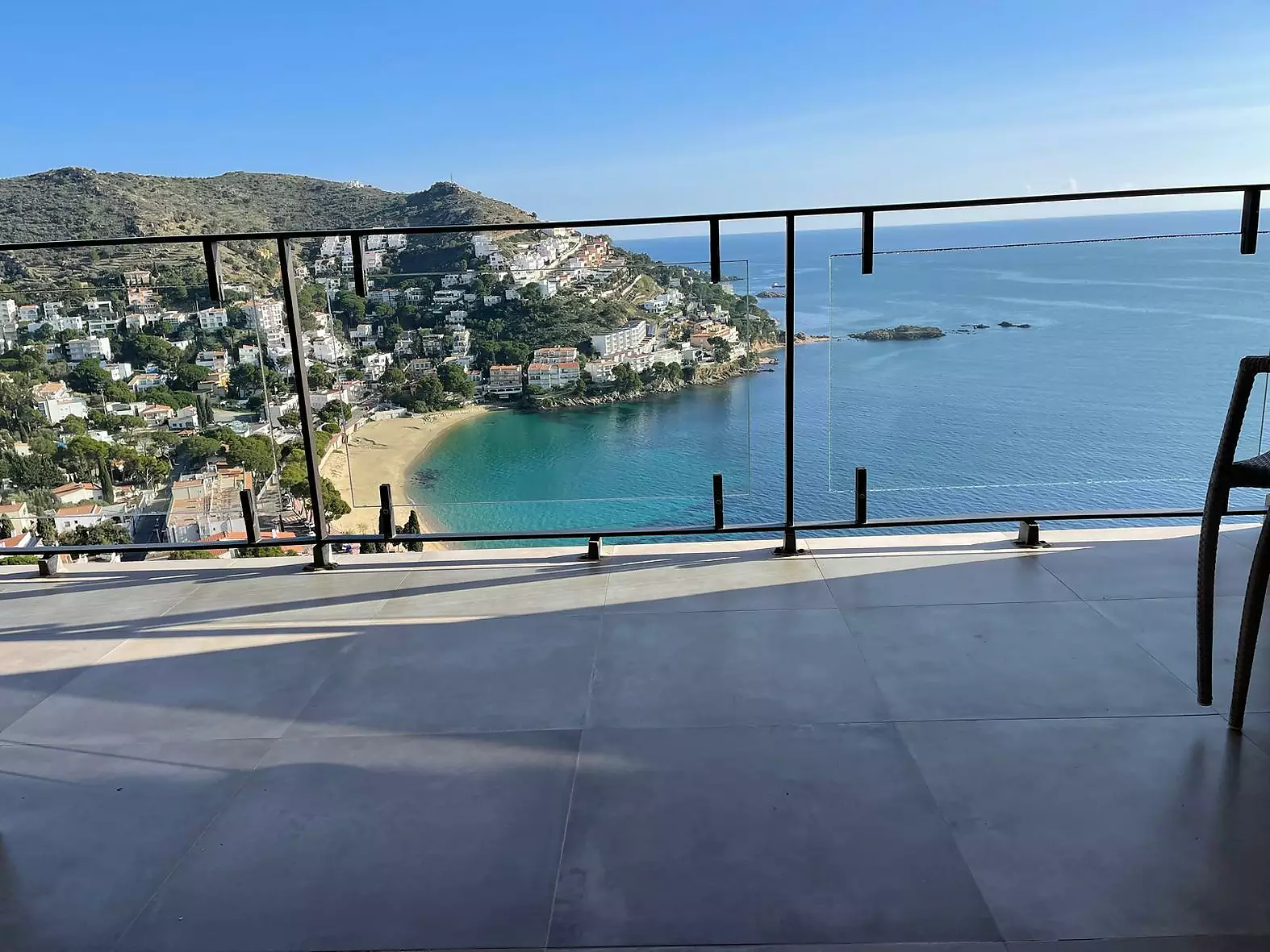 Apartamento con garaje cerrado privado y magnificas vistas al mar y la playa de Canyelles-Roses