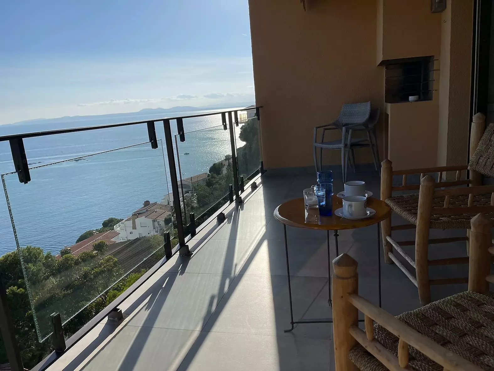 Apartment with private closed garage and superb views of the sea and the beach of Canyelles-Roses