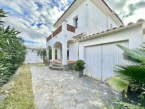 Hermosa casa a tan solo 300m de la playa, en venta en Empuriabrava