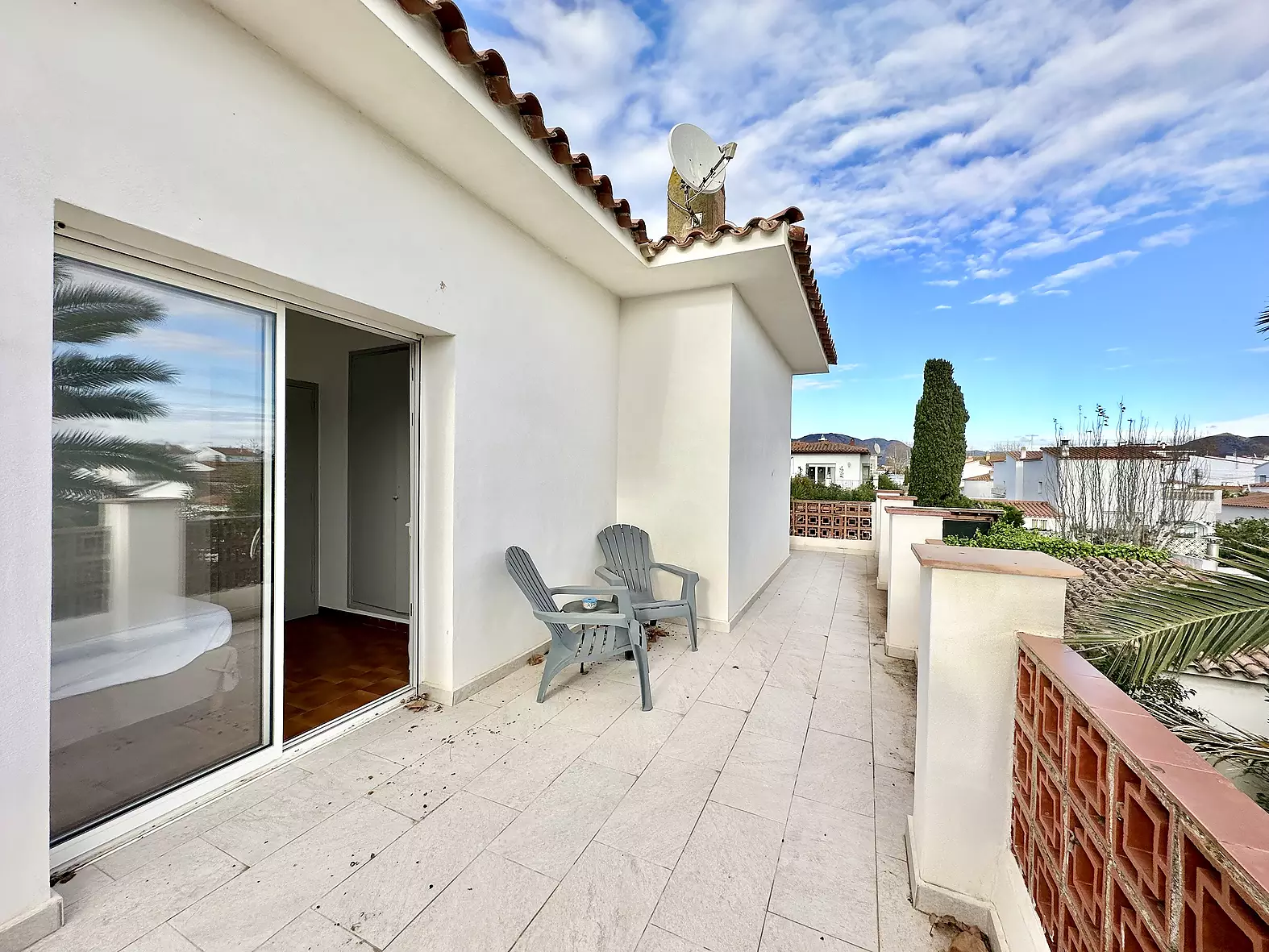 Beautiful house located just 300m from the beach, for sale in Empuriabrava